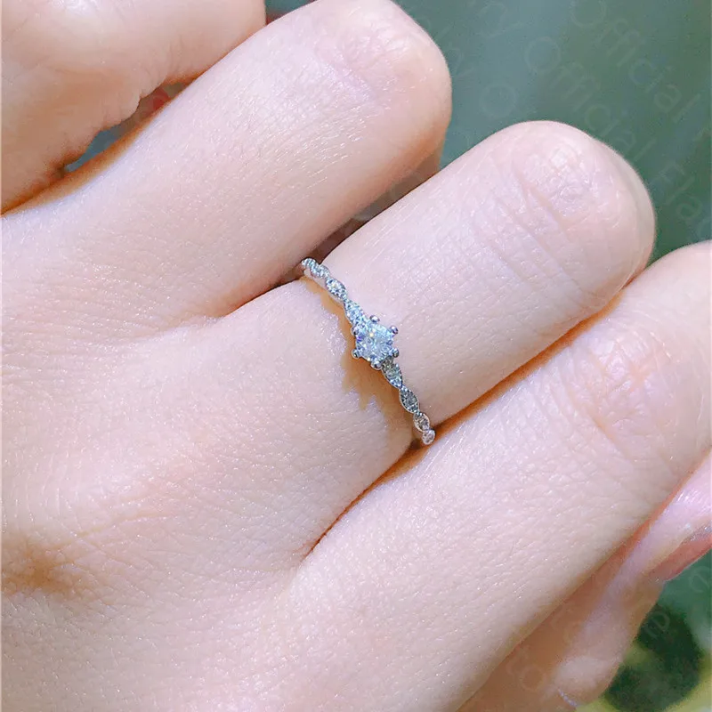 

The new 925 silver inlaid Moissan diamond bracelet, women's bracelet, simple and elegant, luxurious and elegant,