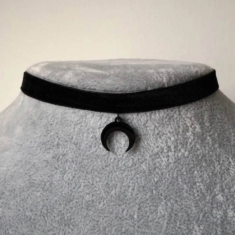 Женское кольцо в готическом стиле черное бархатное с чокером эффектное