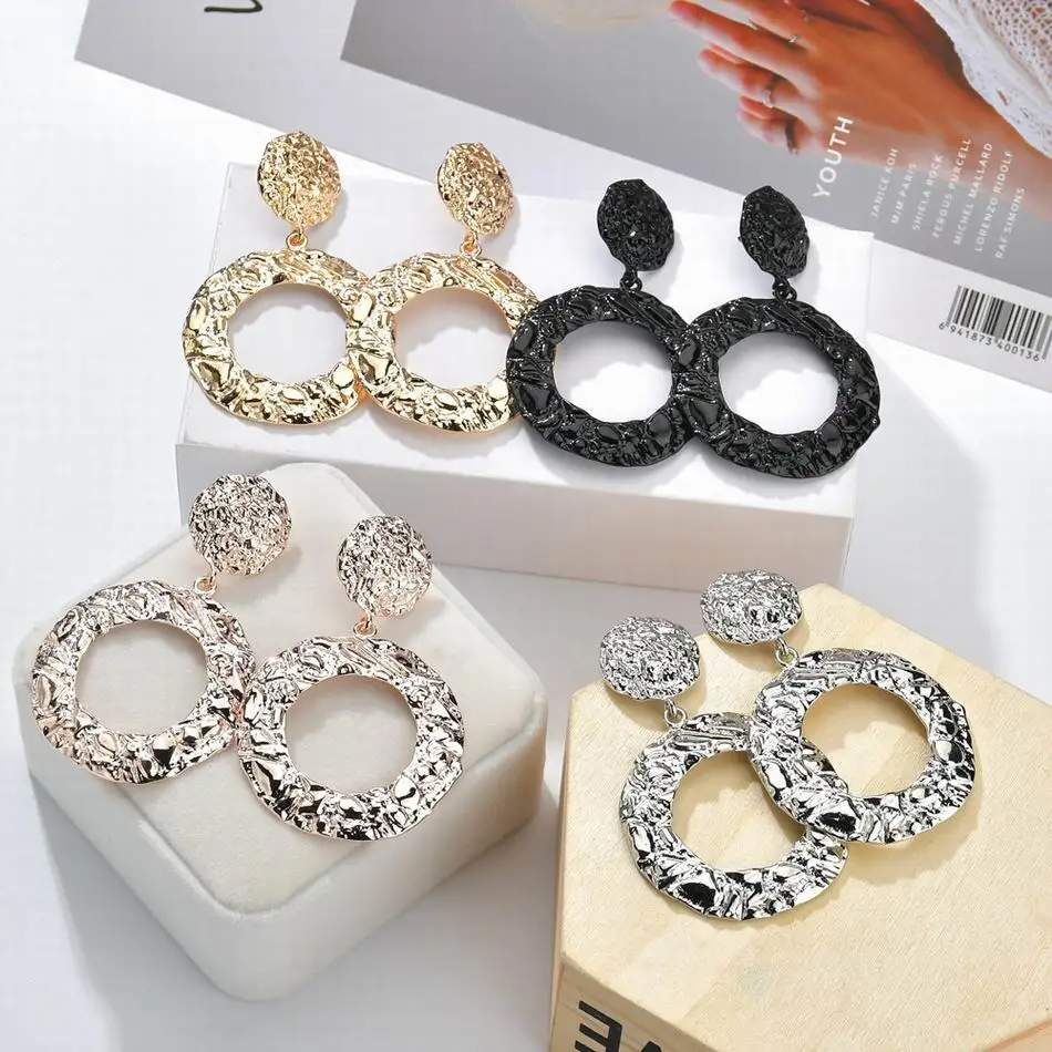 Женские серьги капли с большими кругами золотистые выпуклой текстурой