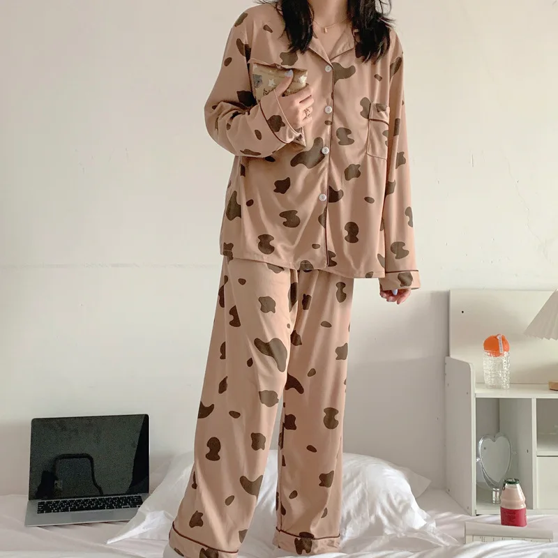 Пижама женская из шелка молочного цвета с отложным воротником и длинным рукавом |