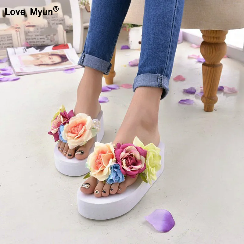 Новые модные женские босоножки с цветочным рисунком летние сандалии на танкетке