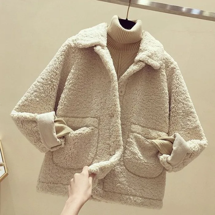 Пальто из овечьего меха для женщин 2019 короткая красивая крутая куртка с