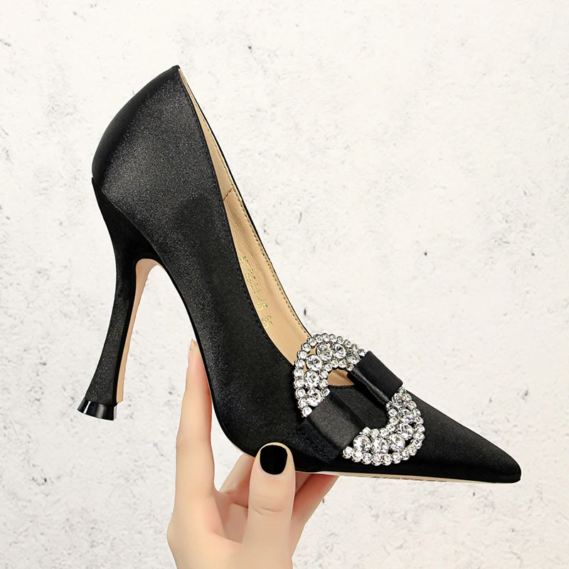 

Ms. остроносые туфли на шпильках; атласные пряжки для обуви со стразами; Новинка 2019 года; сезон весна-осень; женская обувь с закрытым носком