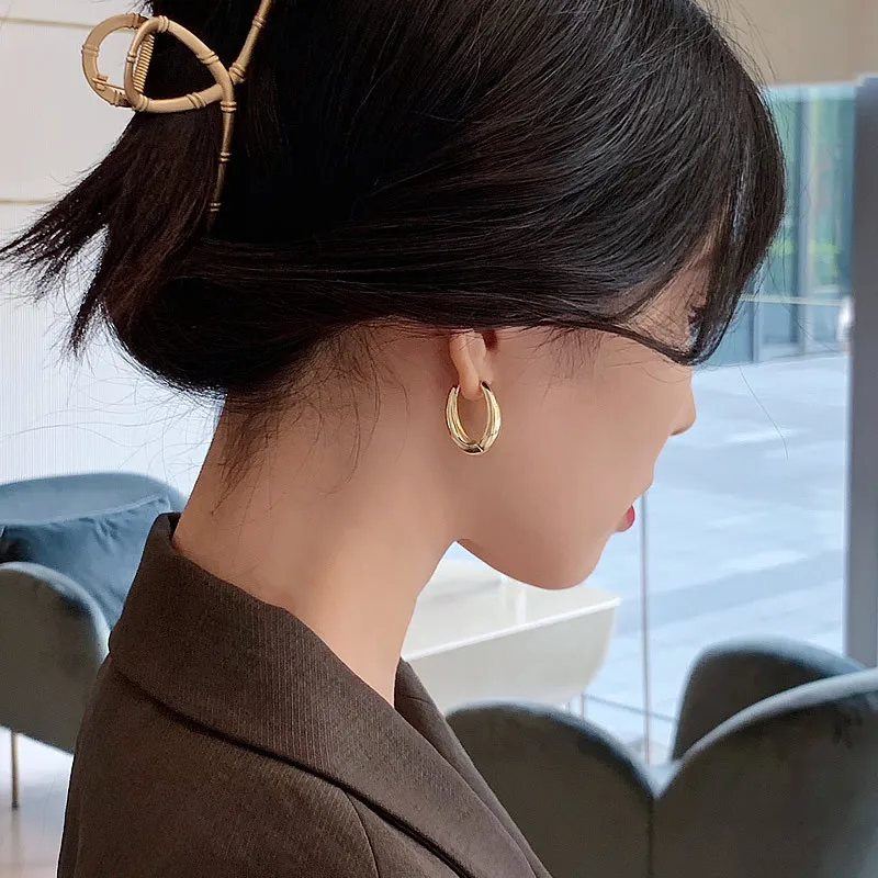 

2021 Classic Copper Alloy Smooth Metal Hoop Earrings For Woman Fashion Korean Jewelry Temperament Girl's Daily Wear Earrings