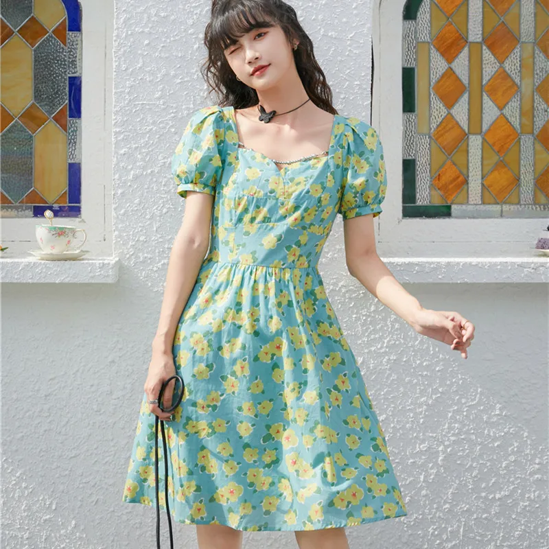 Женское платье с квадратным вырезом зеленое рукавами фонариками и цветочным