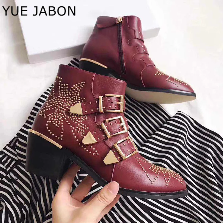 

Классические женские ботильоны из натуральной кожи с круглым носком и заклепками