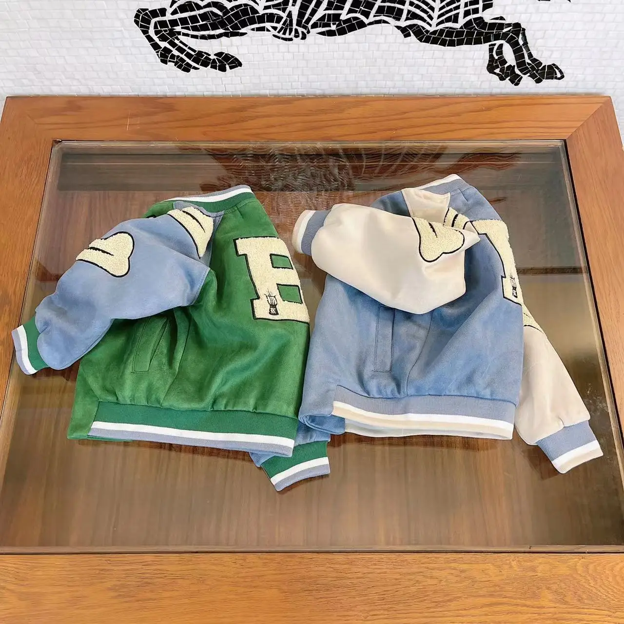 

Дизайнерская детская одежда зимняя куртка для мальчиков Модная бейсбольная куртка для мальчиков Новинка 2021 высококачественная одежда