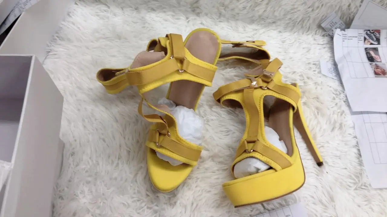 Женские босоножки на платформе и массивном каблуке с металлической