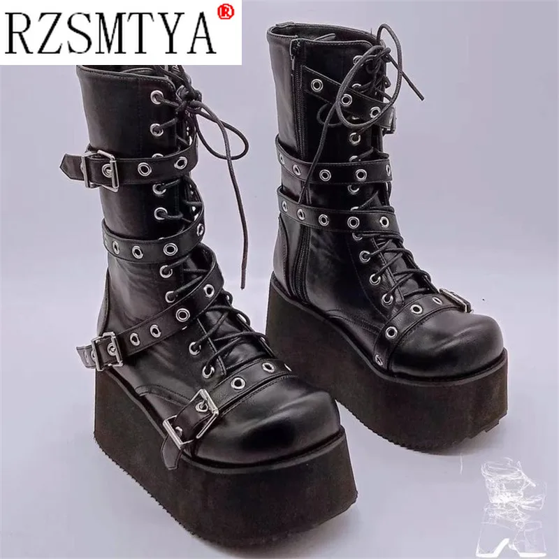 

Модные женские зимние ботинки до середины икры на высокой танкетке с перекрестной шнуровкой