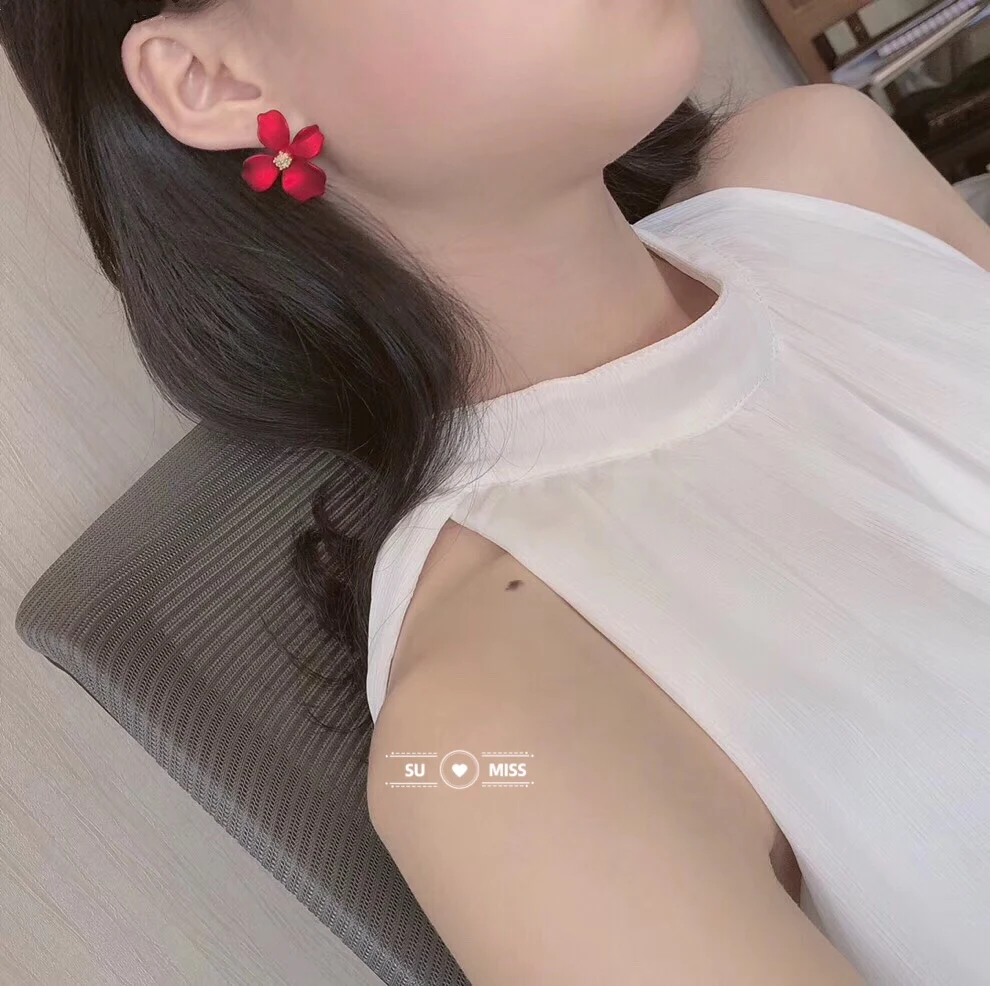 

Korean Style Cute Flower Stud Earrings For Women New Fashion Red Green Color Sweet Earrings Femme Brinco for New Year Christmas