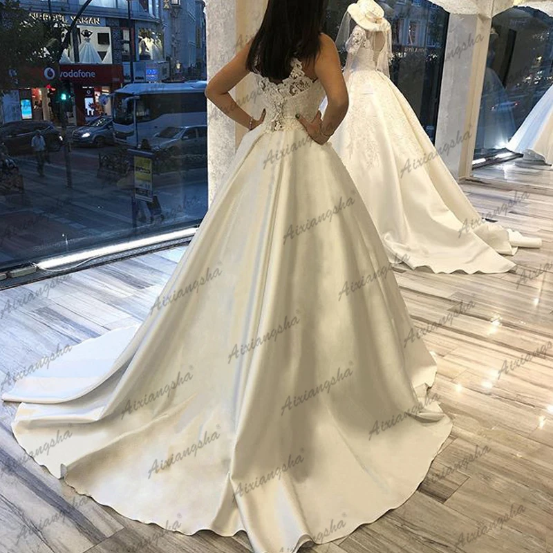 Платье свадебное атласное цвета слоновой кости с лямкой на шее | Свадьбы и