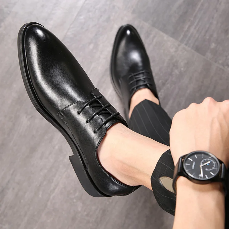 Мужские модельные кожаные туфли в стиле дерби однотонные простые офисные