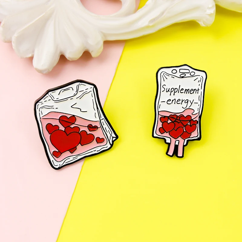 Новогодняя креативная эмалированная брошь в виде пакета крови замороженная