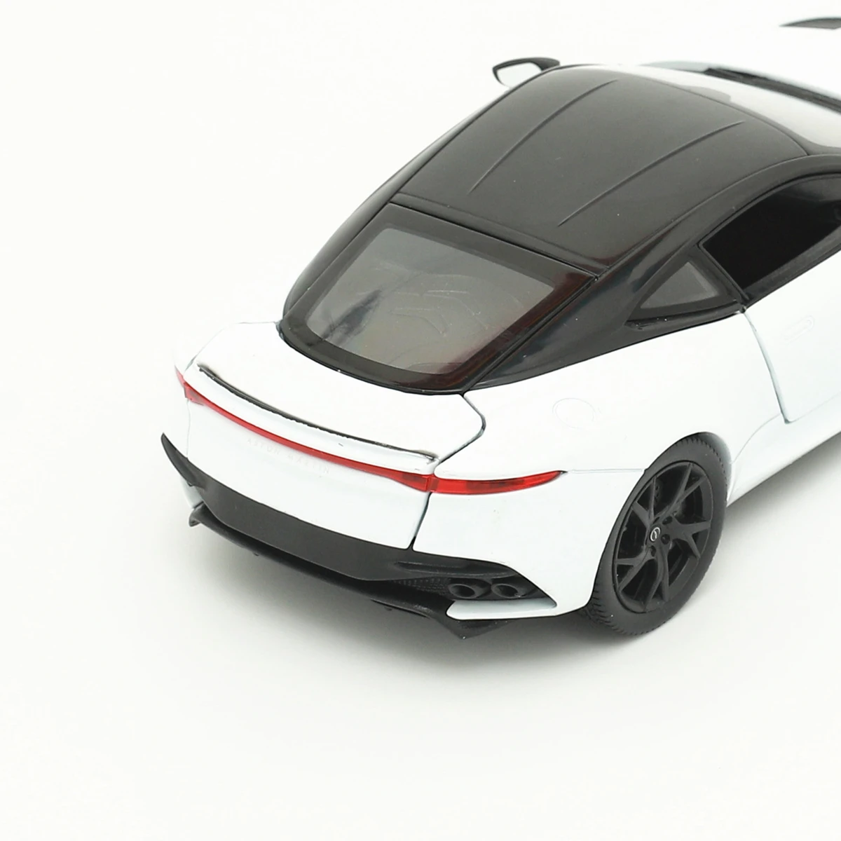 

Welly 1:24 Aston Martin DBS Superleggera Alloy Luxury Vehicle Diecast Pull Back Cars Model Toy Collection Xmas Gift