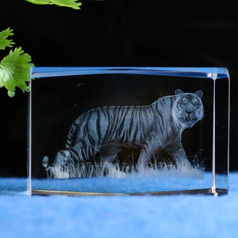 

3D Tiger Lawn Crystal Excellent Cut Laser Carved Prism Crystal Ornaments Office Desktop Paperweight Wedding Aesthetic Home Decor