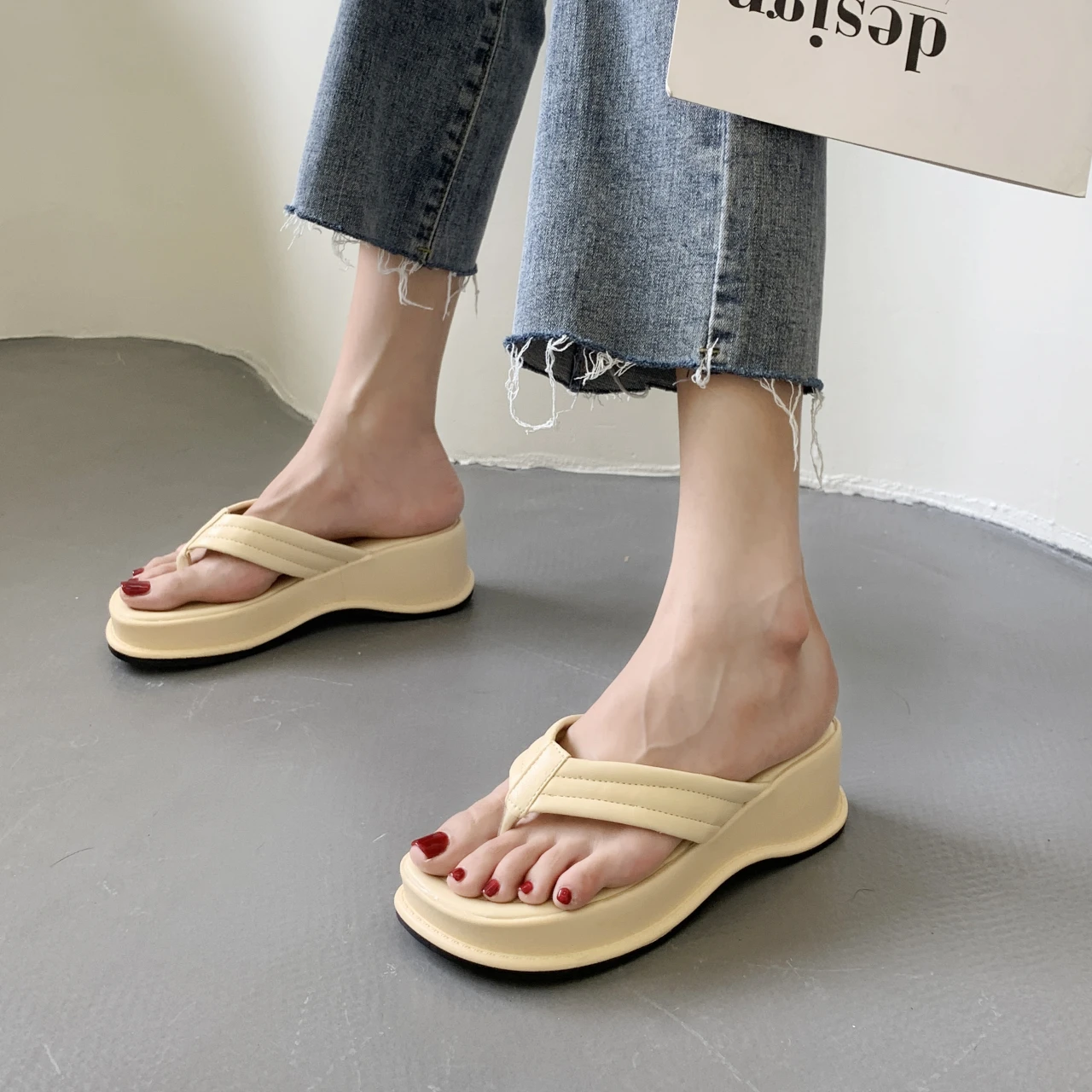 

New 2021 Summer Beige Rubber Slippers Women High Heel Platform Black Outdoor Sandals Fashion Wedge Heel Flip Flop Women Shoes