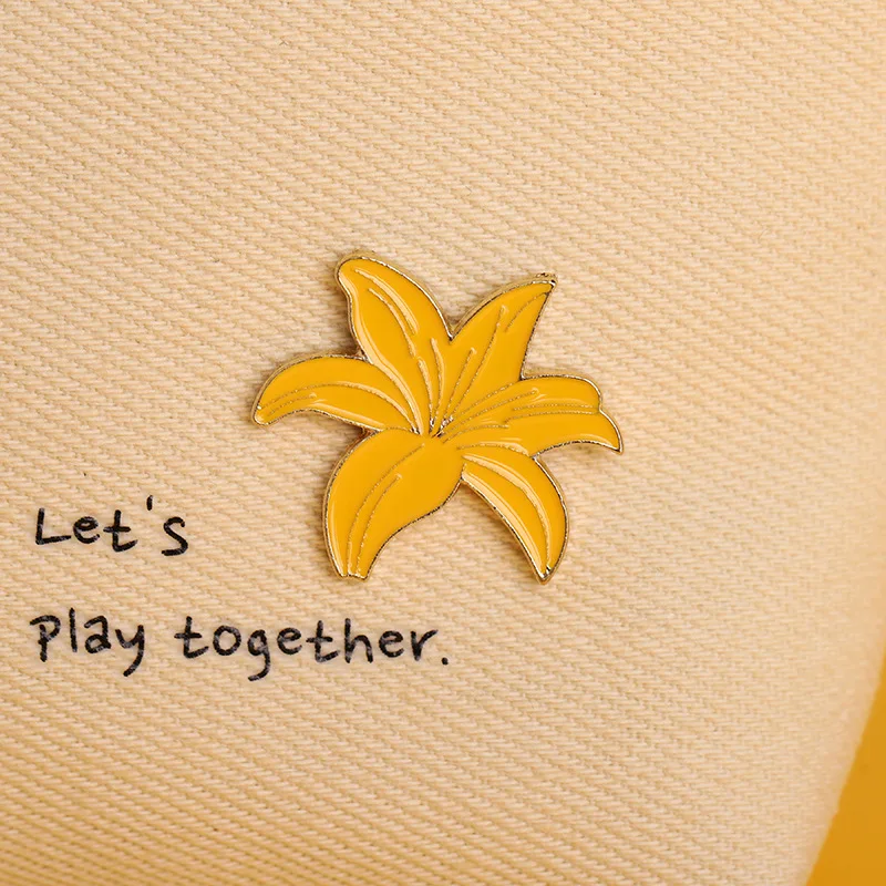 

Small Fresh Yellow Lily Close Brooch All-matched Simple Design Floral Plant Fox Brooch Fashionable Women Jewelry For Friend Gift