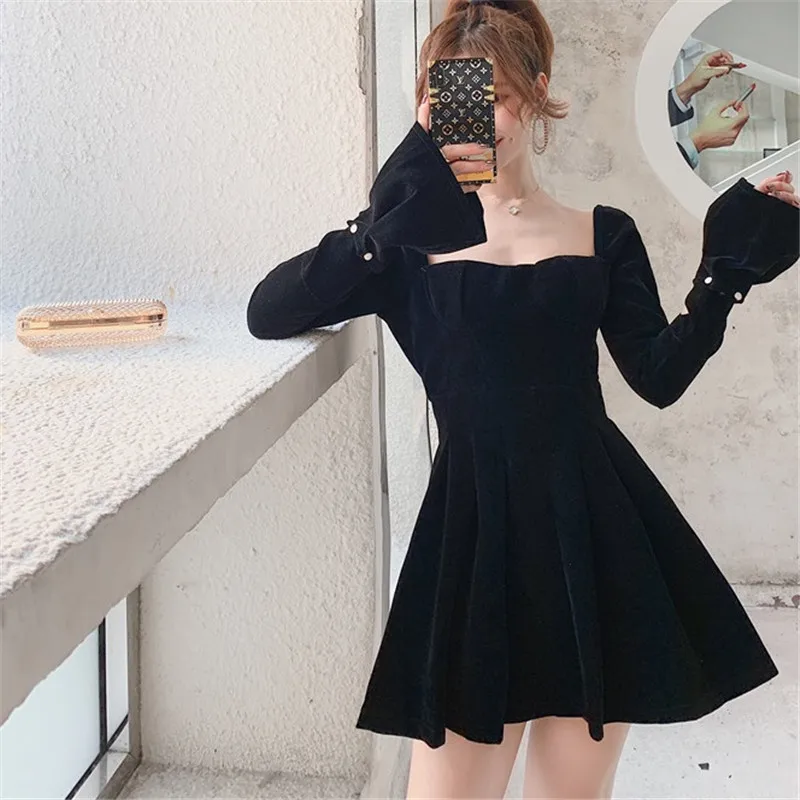 Женское мини платье с квадратным вырезом расклешенным рукавом и открытой