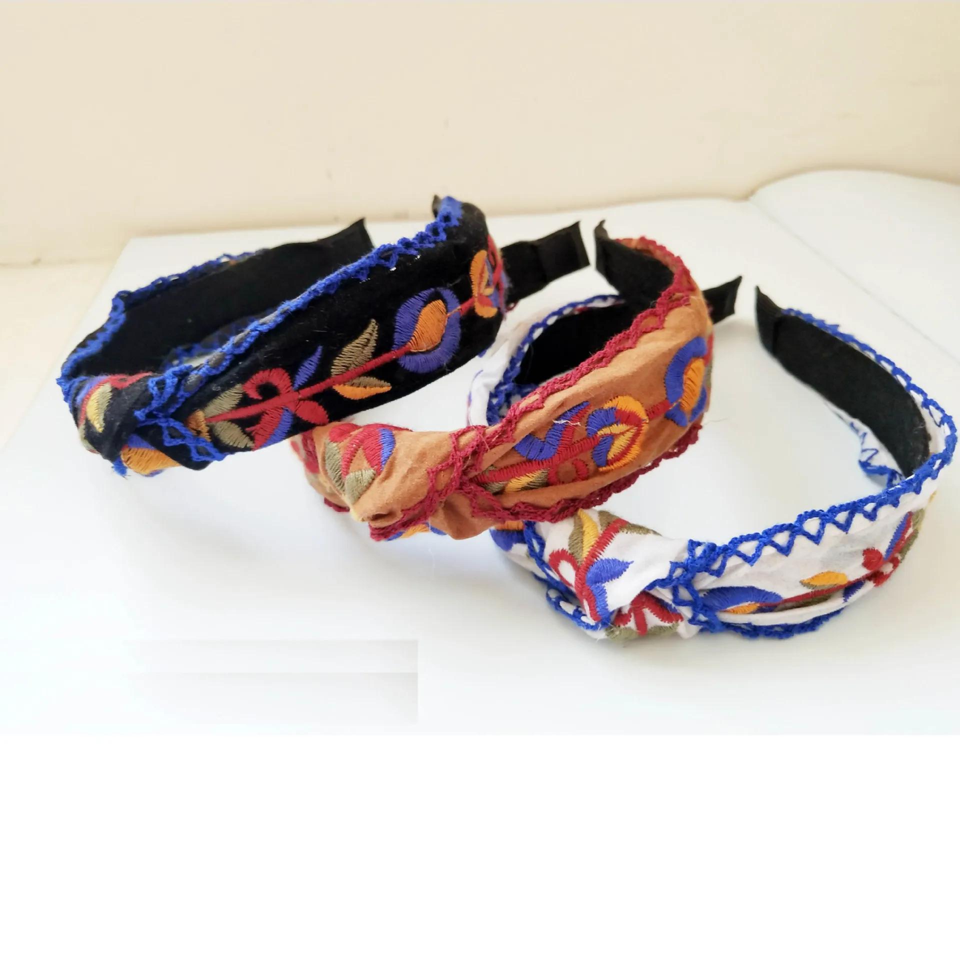 Женская замшевая повязка на голову с вышивкой| |