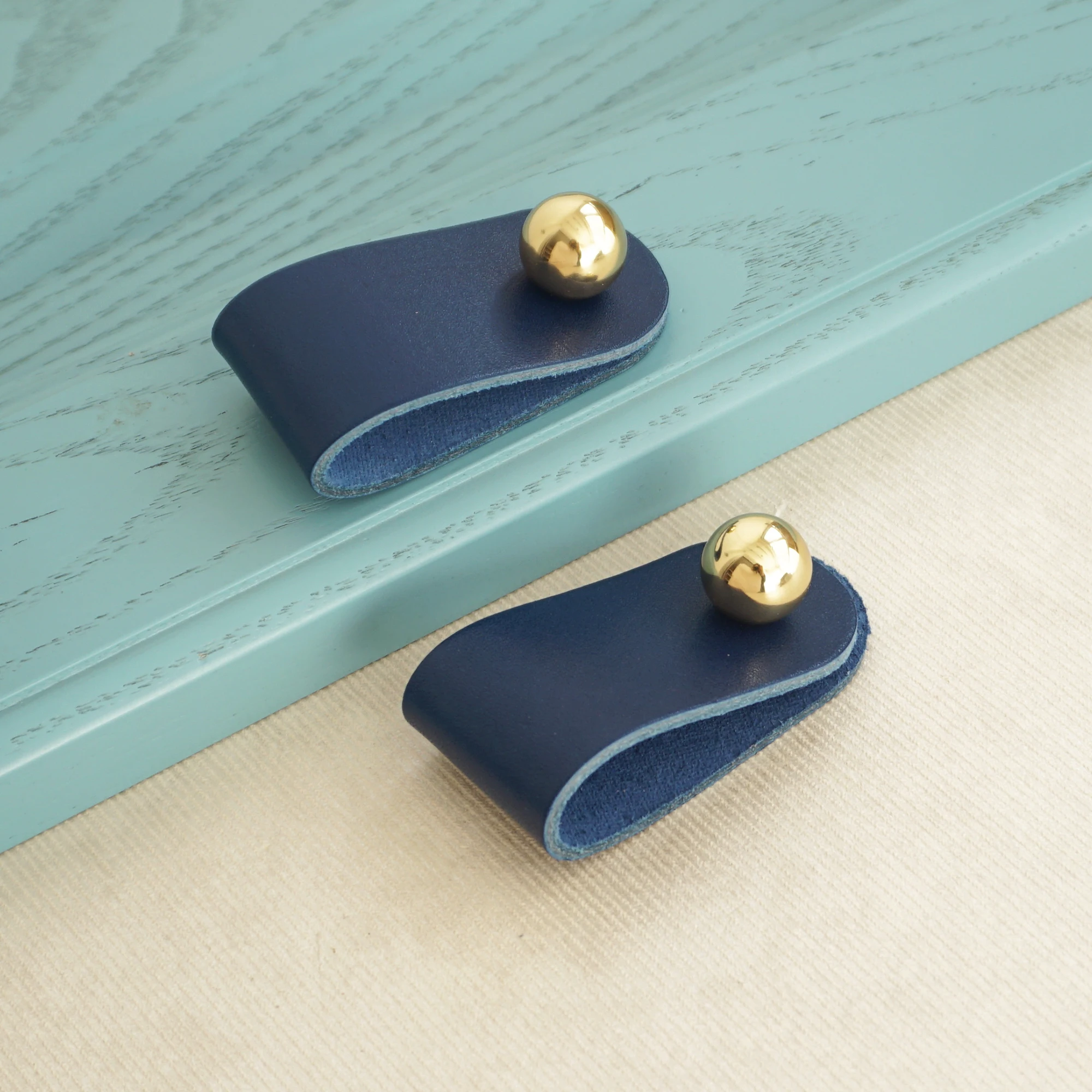 Ручка для шкафа из натуральной коровьей кожи и латуни | Обустройство дома