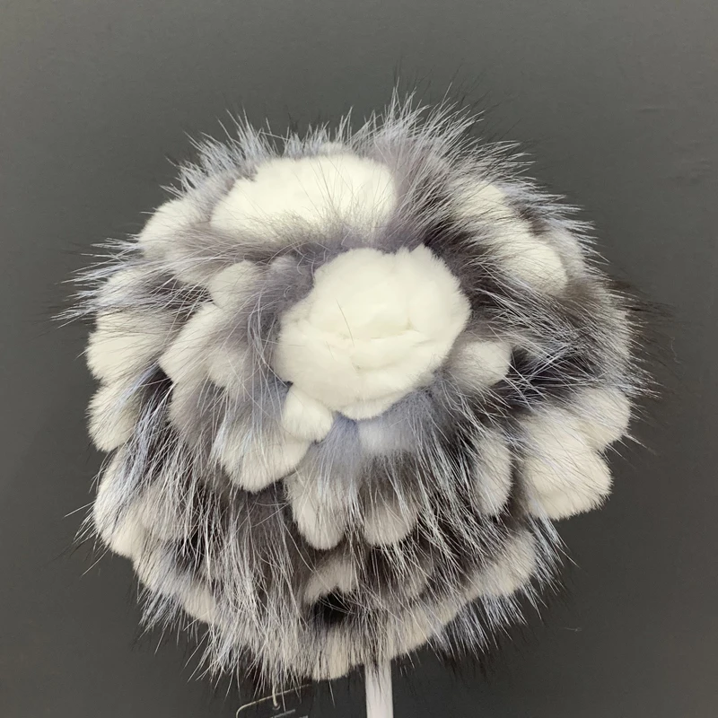 Зимние теплые шапки для женщин стильные белые с цветочным рисунком из