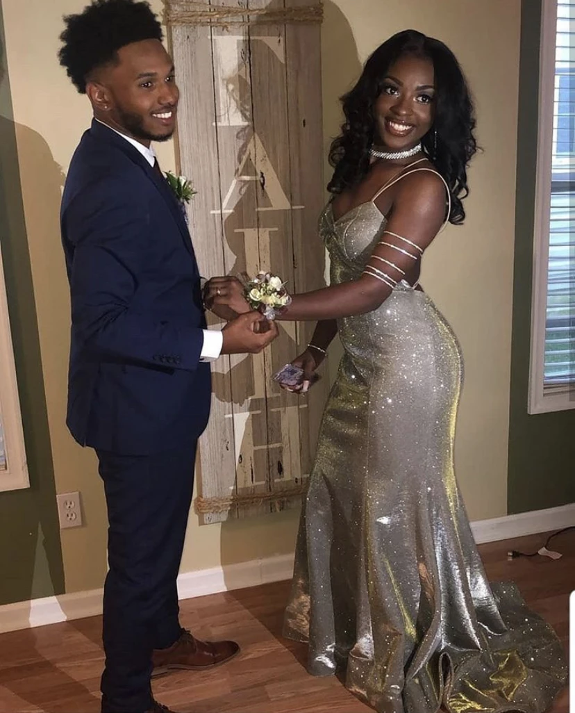 Женское длинное вечернее платье русалка серебристое без рукавов на тонких