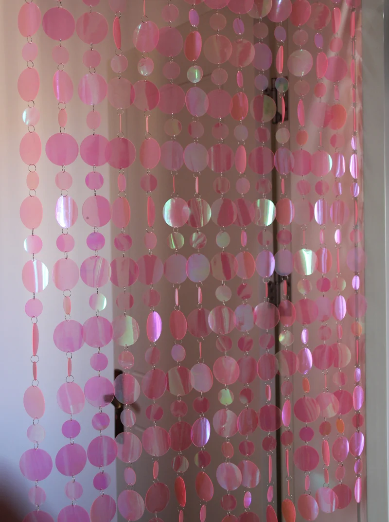 Розовая прозрачная пластиковая подвеска с пайетками для детской комнаты