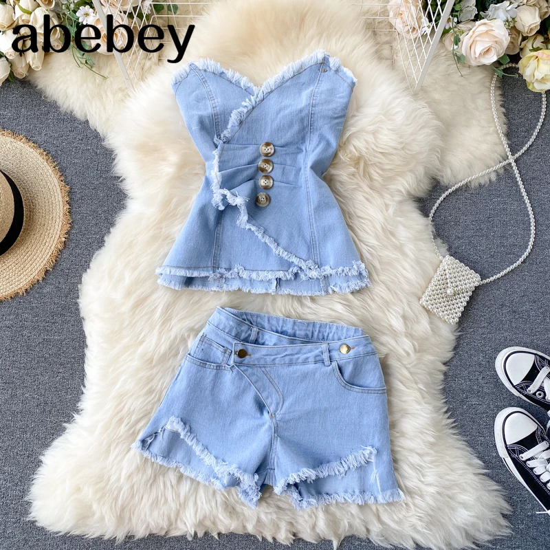 

Женский джинсовый комплект из двух предметов, пикантный Топ без бретелек с V-образным вырезом, пуговицами и бахромой и шорты с двойными карм...