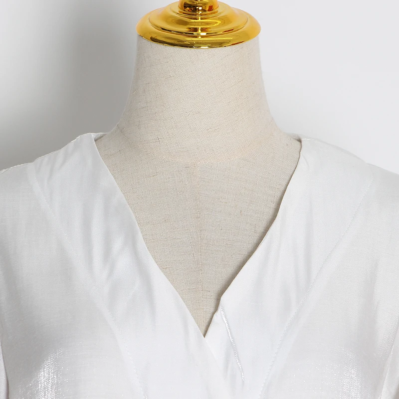 Женская белая рубашка TWOTWINSTYLE Повседневная с v-образным вырезом и полурукавами на