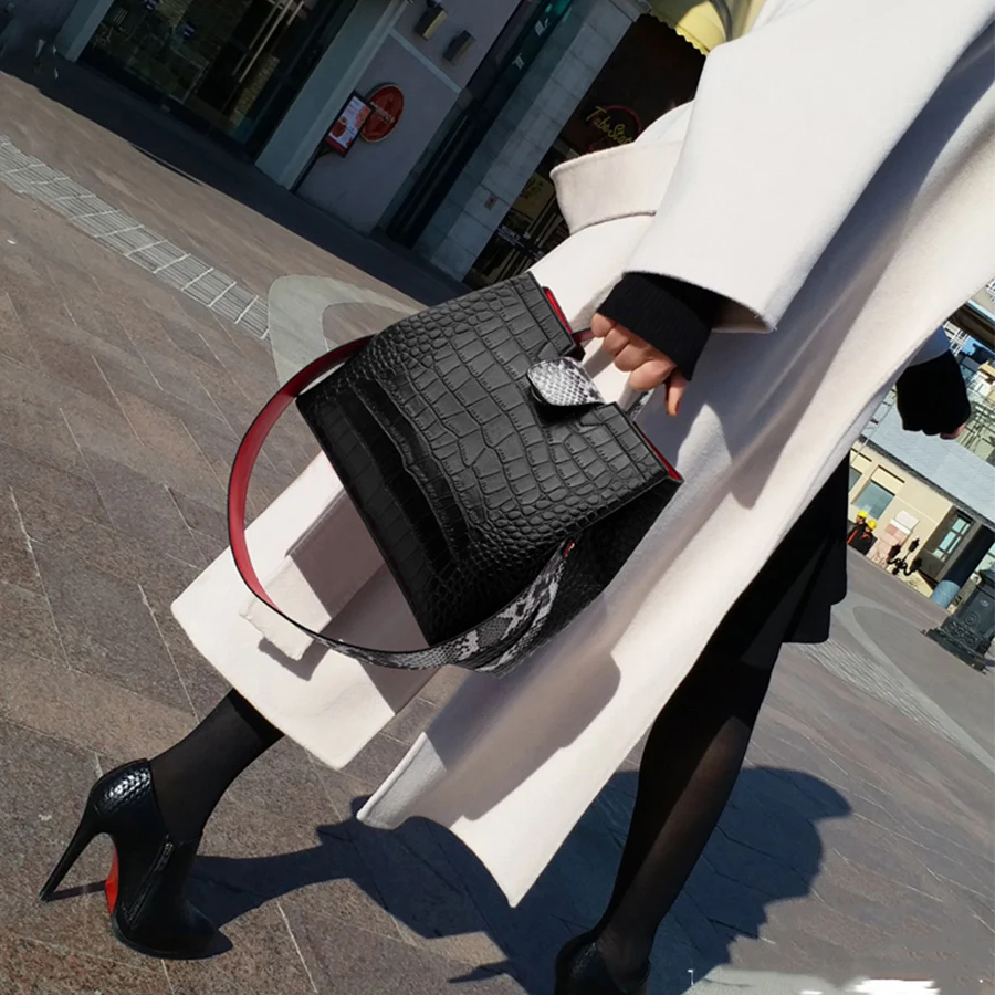 Luxury Crocodile Women Handbag Snakeskin Wide Shoulder Strap Bucket Bag Designer Shoulder Bag Buckle High Capacity Totes