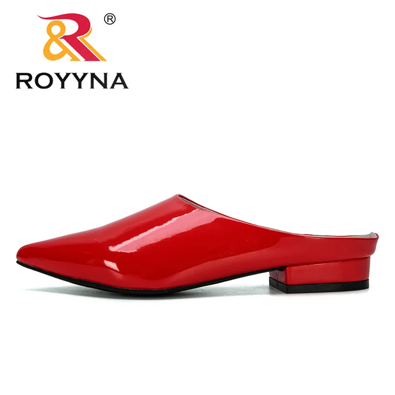 Женские пляжные шлепанцы ROYYNA Повседневные тапочки из кожи низкий каблук