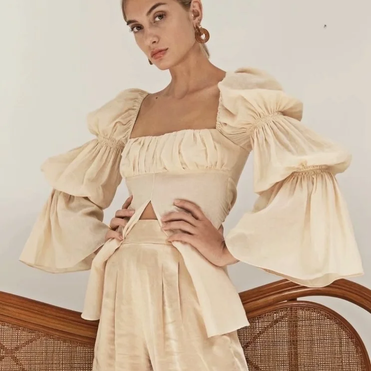 

Блузка женская однотонная с длинным рукавом и квадратным вырезом