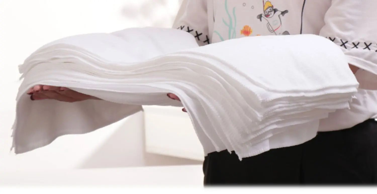 Одноразовое банное полотенце белое безворсовое абсорбирующее быстросохнущее