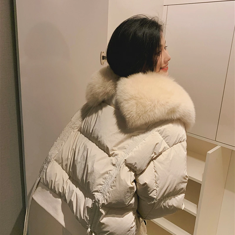 

2020 Women's Winter New Sydney Custom Coat White Duck Down Oversized Fox Fur Collar Short Bread Jacket Down Jacket
