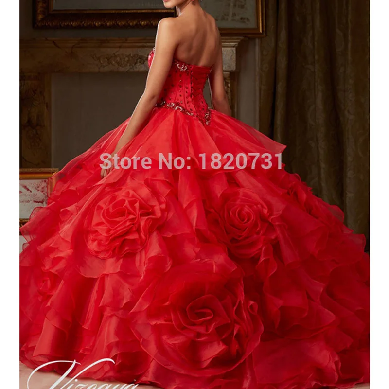 Женское бальное платье без рукавов красное блестящее с оборками украшенное