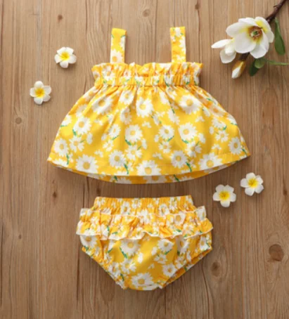 

Блузка без рукавов с оборками и шорты с эластичной талией