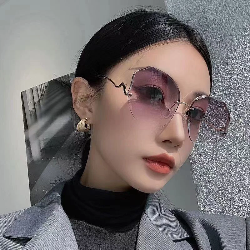 

2021 Fashion Tea Gradient Sunglasses Women Ocean Water Cut Trimmed Lens Metal Curved Temples Sun Glasses Female UV400