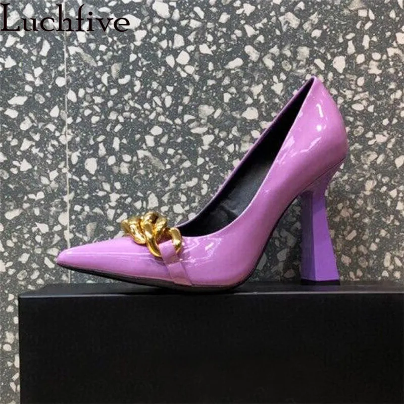 

Туфли женские на высоком каблуке, пикантные брендовые туфли с острым носком, декорированные цепочками, черные, красные, фиолетовые, летняя модная Классическая обувь