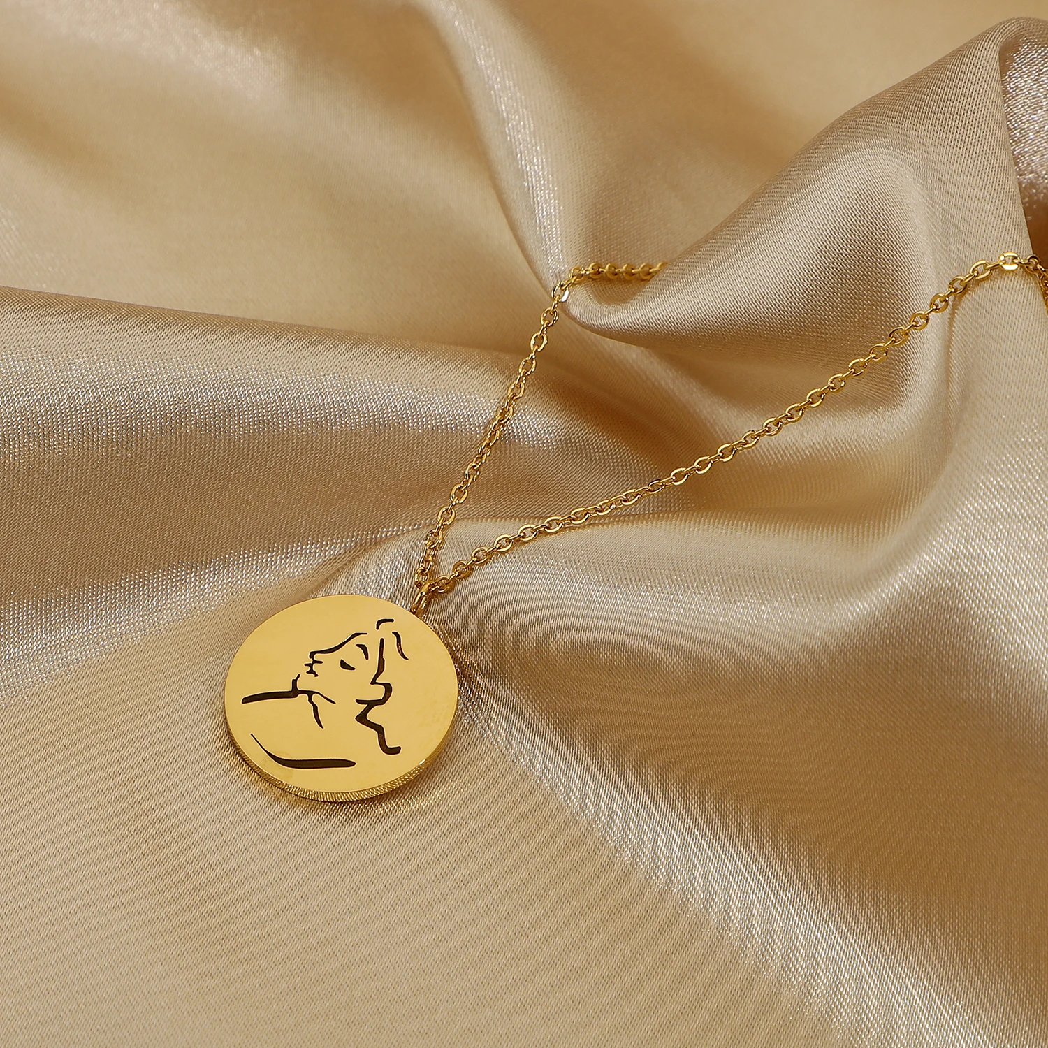 

18K Gold IP Plating 316l stainless steel necklace Retro Women's portrait Round Pendant Necklace for women