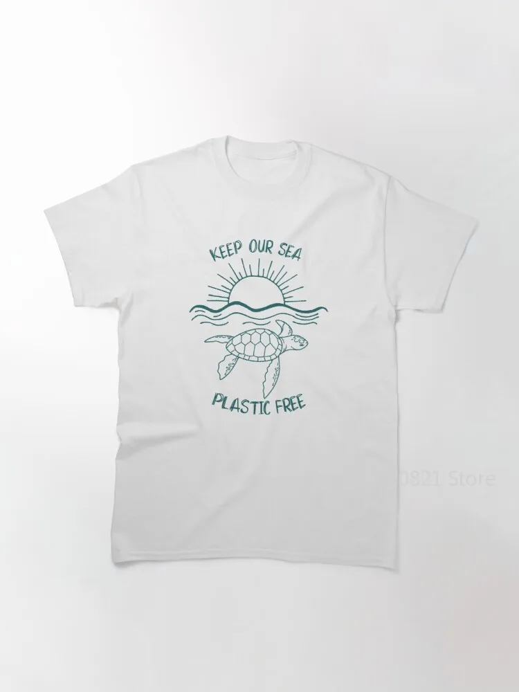 

Классическая футболка с надписью «Keep our sea plastic free happy sea черепаха», плавающая в чистой воде