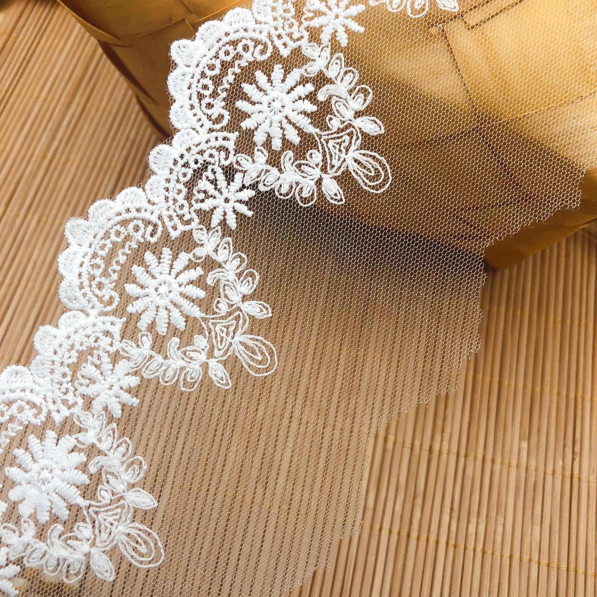 Кружевная ткань с цветочной вышивкой