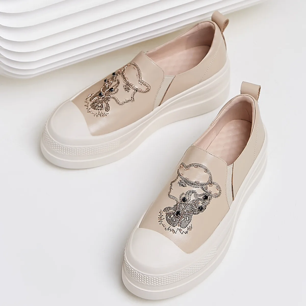 Women's gneuine leather embroidery bear student style platform flats loafers thicck sol leisure brogues moccasins sneakers shoes