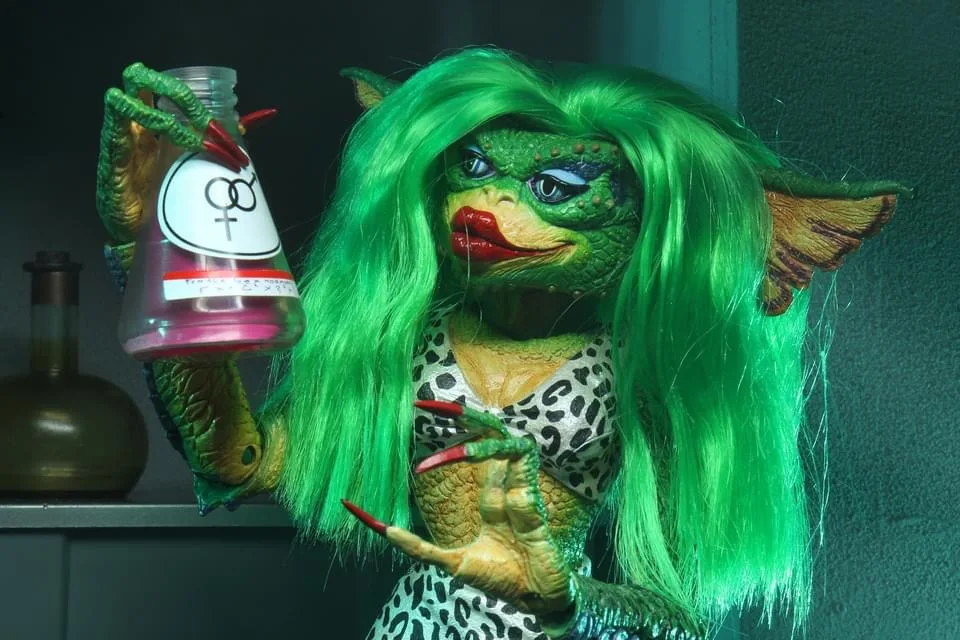 Фигурка NECA Gremlins Ultimate Gamer Film Female 2 Greta фигурка модели игрушки оригинальная