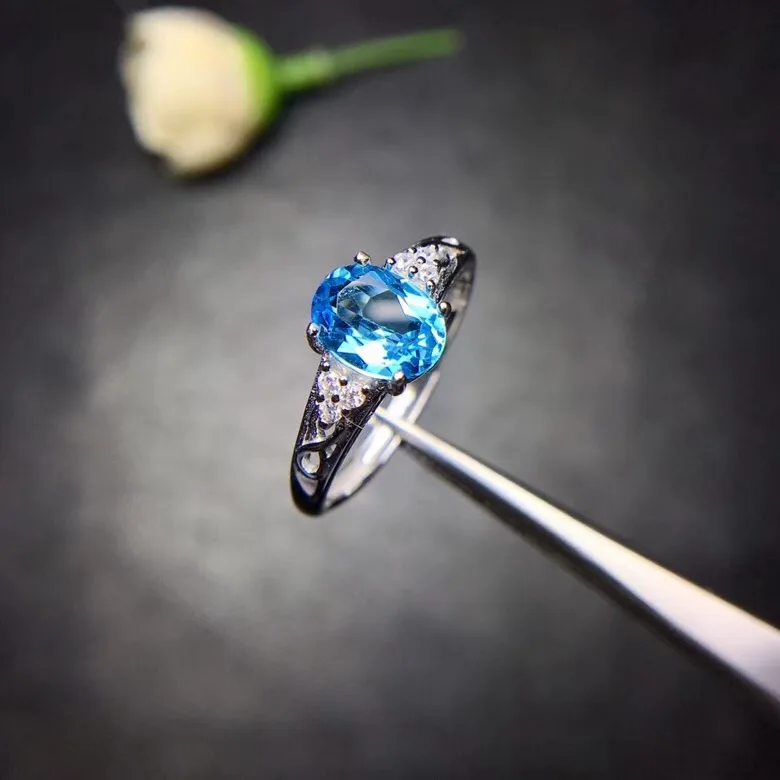 Женское кольцо с натуральным голубым топазом ювелирное изделие из серебра 6*8 мм