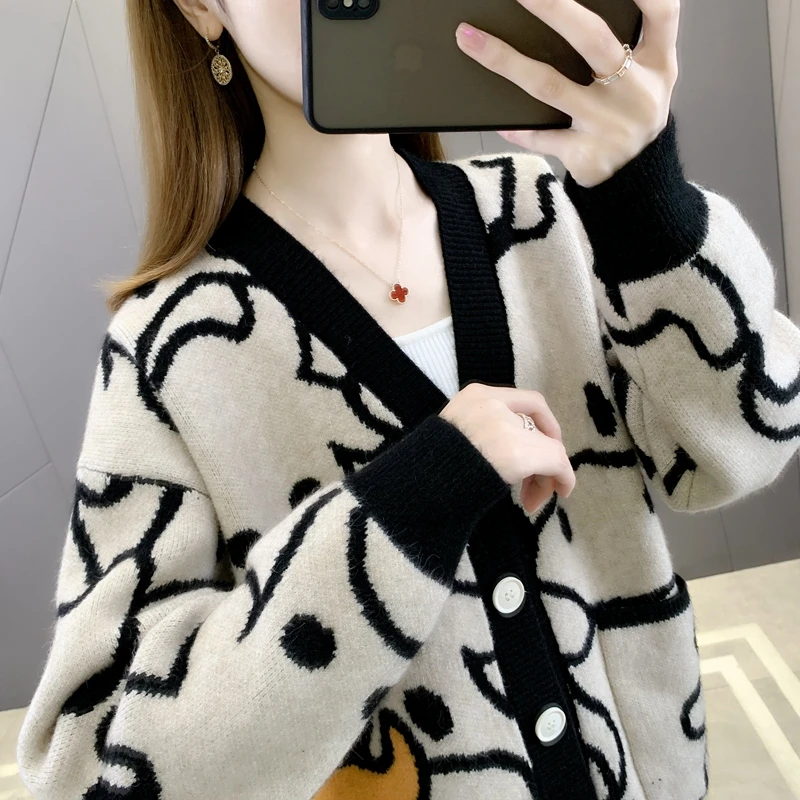 Кардиган трикотажный однотонный с V-образным вырезом и карманами [21227] 50 |