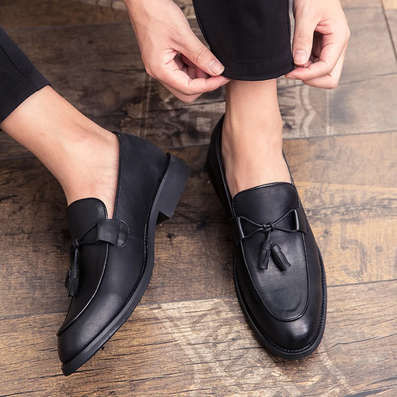 

Men Dress Shoes outdoor Brogue Style Leather Formal Shoes Wedding party Shoes Men Flats Oxfords Slip on Fashion tassel Loafers