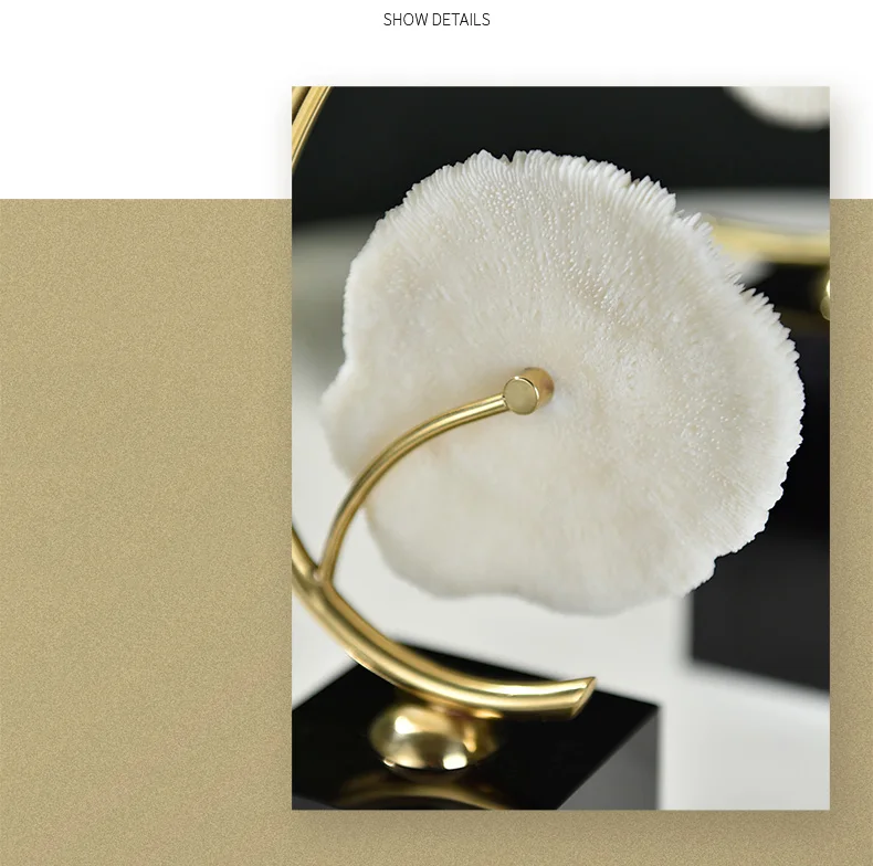 Изогнутая металлическая статуя с белыми коралловыми скульптурами современный