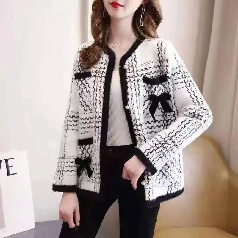 

2022 Autumn And Winter New Style Mink Velvet Temperament Western Style Knitted Cardigan Women Fashion Striped Round Neck Jacket