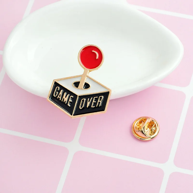 Милые значки с героями мультфильмов буквы игра над Броши для женщин смешные игры