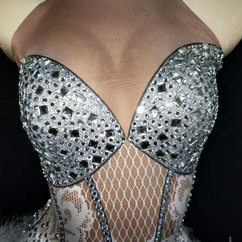 Блестящее платье с белыми кристаллами и перьями женское на день рождения